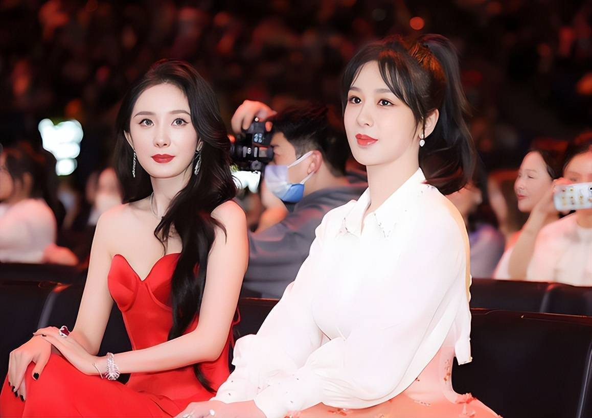白玉兰奖竞争激烈！杨紫提前造势，和杨幂争视后，赵丽颖掉提封面图