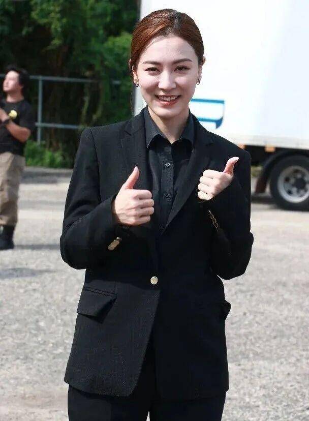 TVB花旦拍新剧被吊上6层楼高，恐高仍亲身上阵，男主上演英雄救美封面图