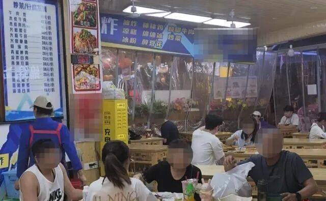 王鹤棣父亲经营的乐山油炸店因儿子综艺争议遭多条差评，如“吃了炸串我也不舒服”等，生意下滑四成，王鹤棣父亲：“我也不知道该怎么办”封面图