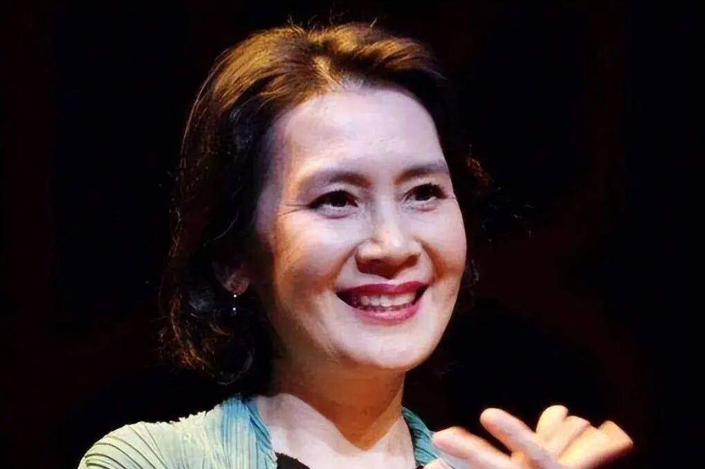 67岁肖雄近况曝光！从车间钳工逆袭金鹰视后，离婚后单身独居无儿无女封面图