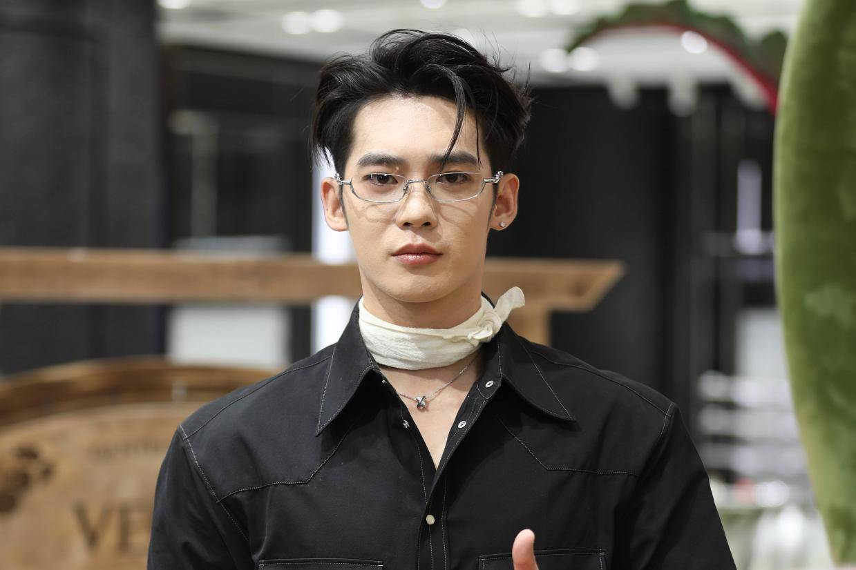 于适银丝眼镜痞帅十足 分享为电影《四渡》幕后创作故事封面图