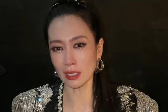 温峥嵘《乘风2026》上台前摔倒了，本人发视频道歉：气自己不争气，又拖大家后腿了，我可能不适合这个节目封面图