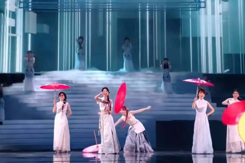 黄灿灿《乘风2026》表演时道具伞掉落，发文道歉：“对不起队长沛慈姐姐，对不起努力的楠姐一茜姐和瑶瑶”封面图