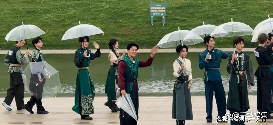 彻底凉凉！跑男终于道歉，白鹿被网暴只是引子，850万吃拿卡惹了众怒封面图