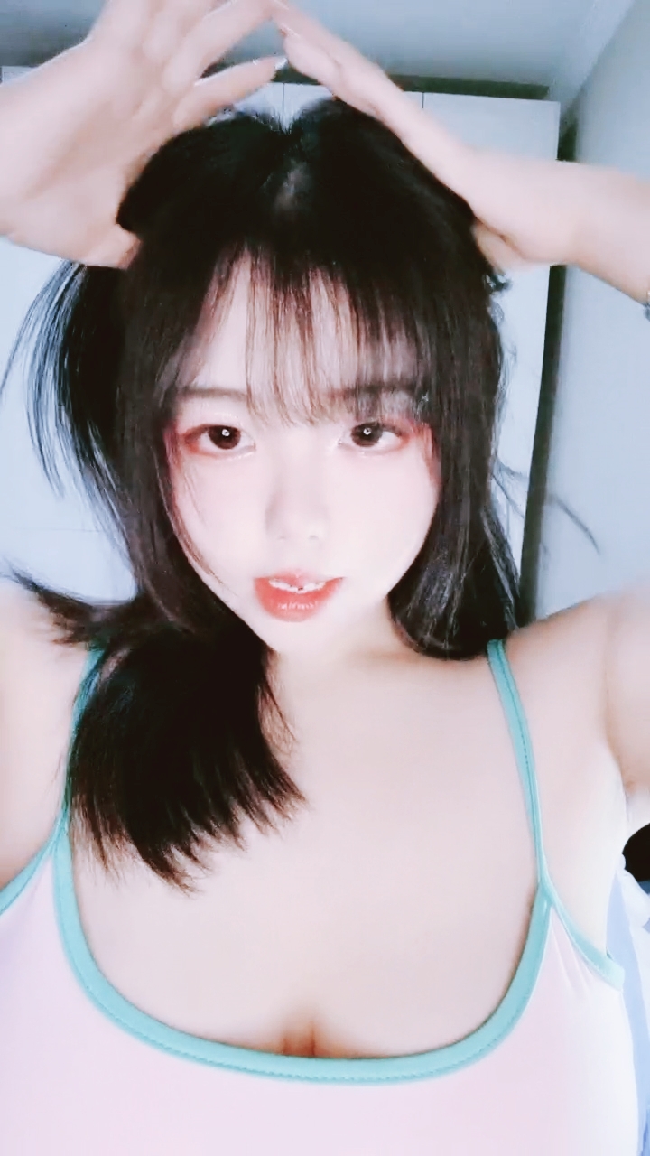 【禁漫直播】大奶尤物小姐妹全程露脸一起大秀给狼友发骚,互动情趣听指挥叫狼友爸爸,揉奶玩逼自慰撅着屁股给狼友看好骚封面图