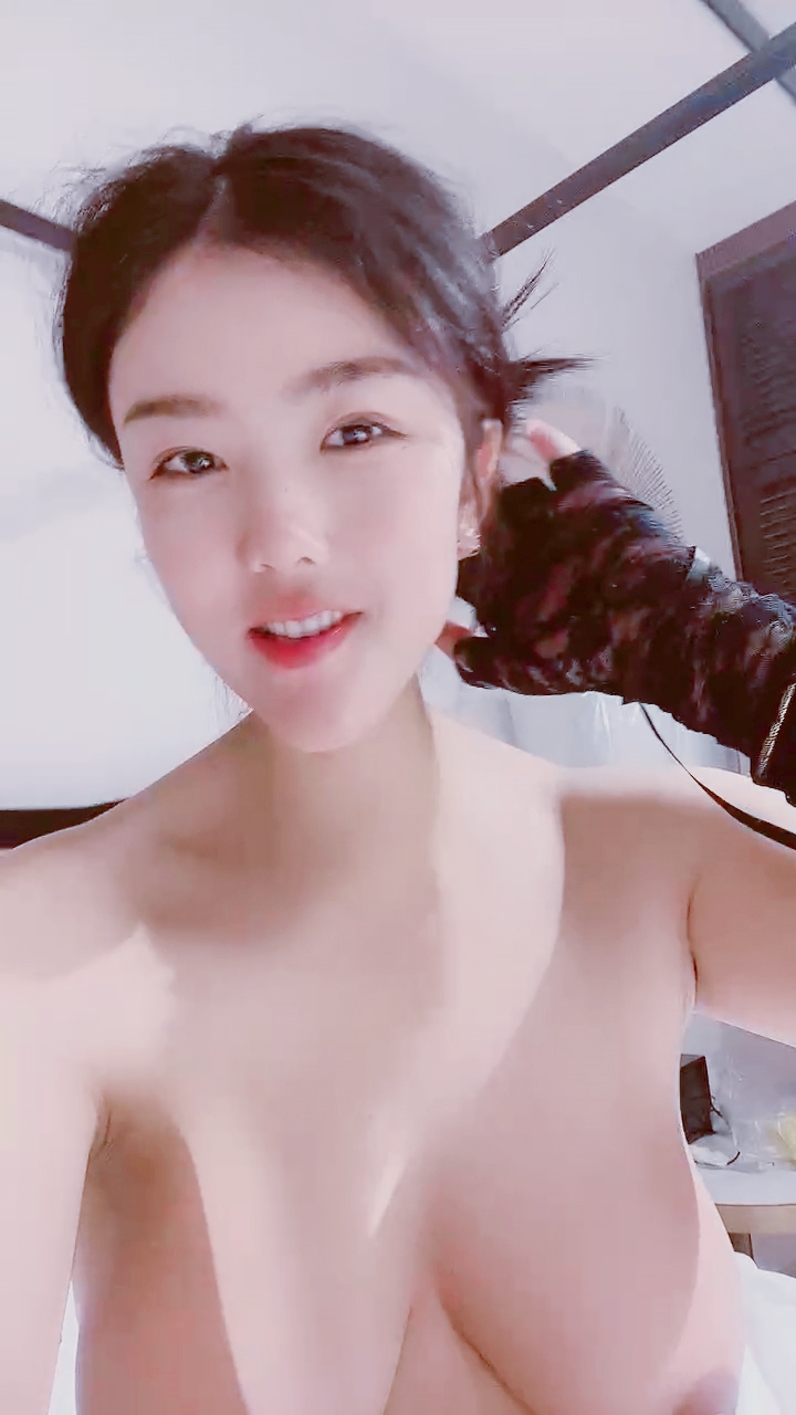 【禁漫直播】大奶淫模好骚好诱惑,精彩露脸高颜值大秀啪啪直播,打着电话被大哥压在身下抽插,淫声荡语不断奶子乱晃刺激封面图