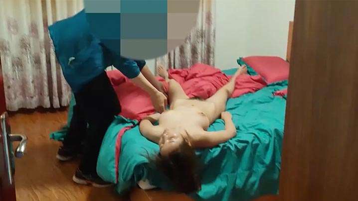 绿帽男找代驾司机【迷玩自家女友】死猪裸体被抱到房间迷操，然后又抱到客厅玩弄-绿奴性癖封面图
