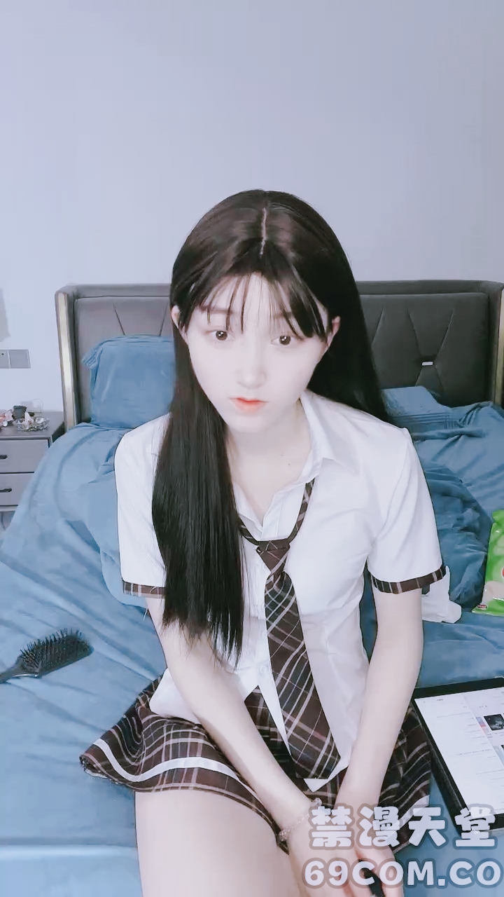 【禁漫直播】极品尤物！清纯美少女！新花样胖大叔玩穴,清洗器逼里灌水,跳蛋按摩器双管齐下,美女很喜欢封面图