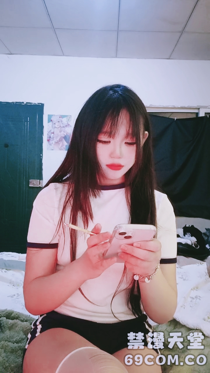 【禁漫直播】极品呆萌小妹全程露脸陪狼友发骚,在狼友的指挥下脱光看了秒硬,揉奶玩逼看特写舔手指上的淫水撅着屁股发骚封面图